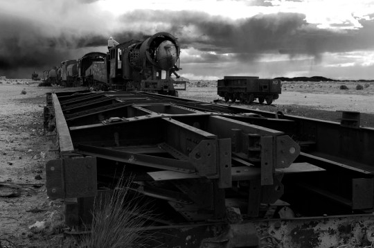 Alessandro Ciapanna DSC_2437_bolivia_train_man_sit_DRAMA