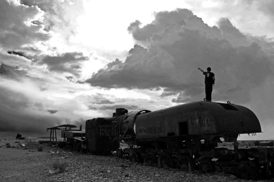 Alessandro Ciapanna DSC_2455_bolivia_train_man_pointing_DRAMA