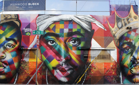 Eduardo Kobra: Tupac and Biggie https://c4.staticflickr.com/8/7312/11377371203_0fcac63794_b.jpg 